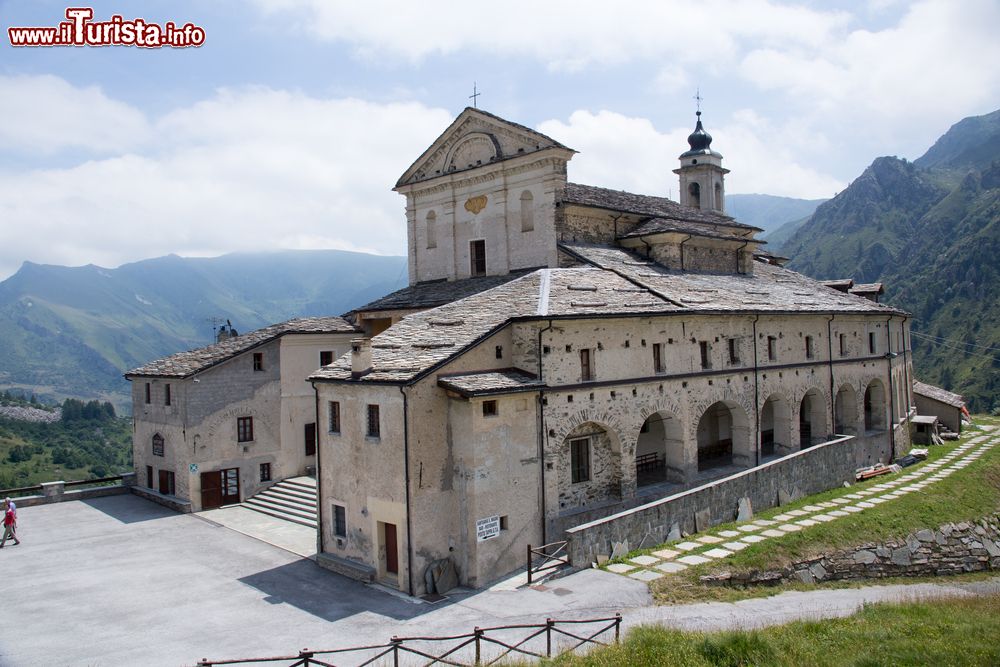 Immagine Il santuario di San Magno nella cittadina di Castelmagno, Piemonte. Sorge ad un'altitudine di 1761 metri nella Valle Grana ed è dedicato al santo protettore del bestiame e del pascolo la cui festa si celebra il 19 agosto.