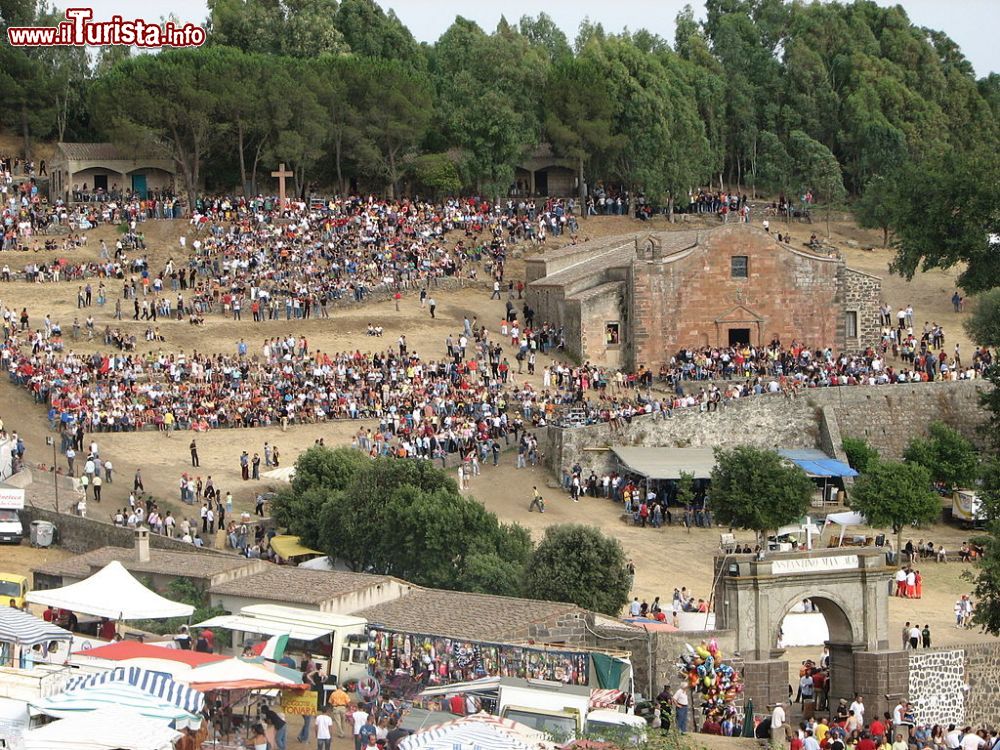 Immagine Il Santuario di S.Costantino durante la S'Ardia in Sardegna - © Annuale - Wikipedia