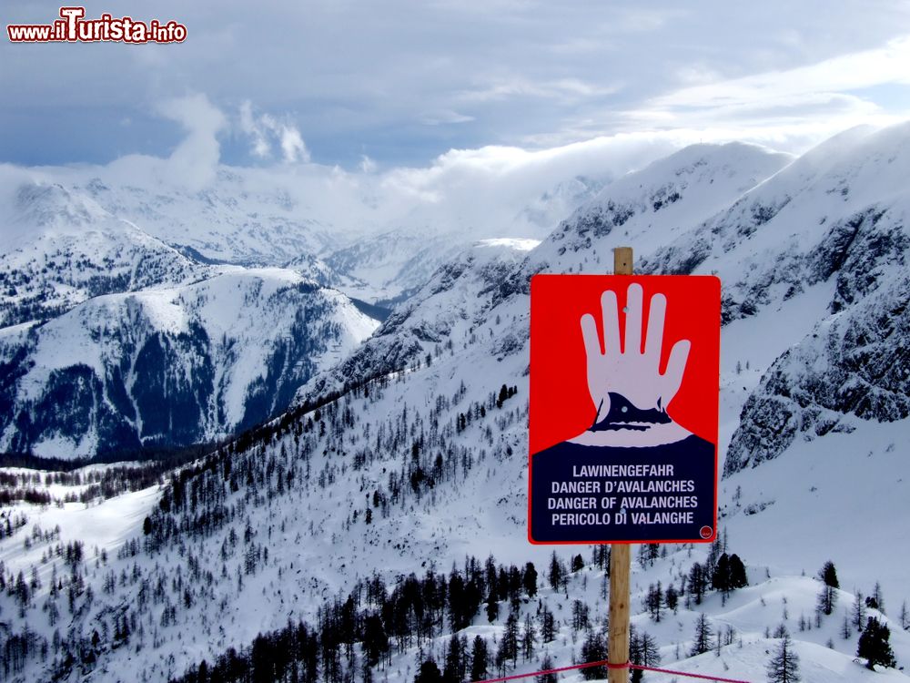 Immagine Il segnale di pericolo valanga nello ski resort di Flachau, Alpi austriache.