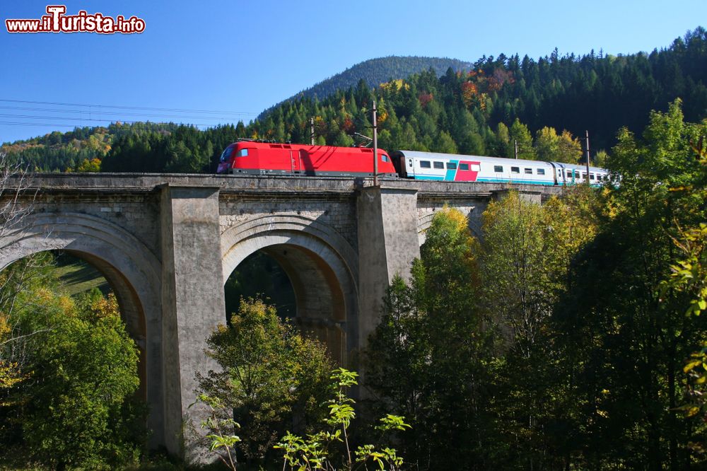 Immagine Il Semmering Railway su un viadotto, Austria: questa storica ferrovia è divenuta patrimonio mondiale dell'umanità dell'Unesco.