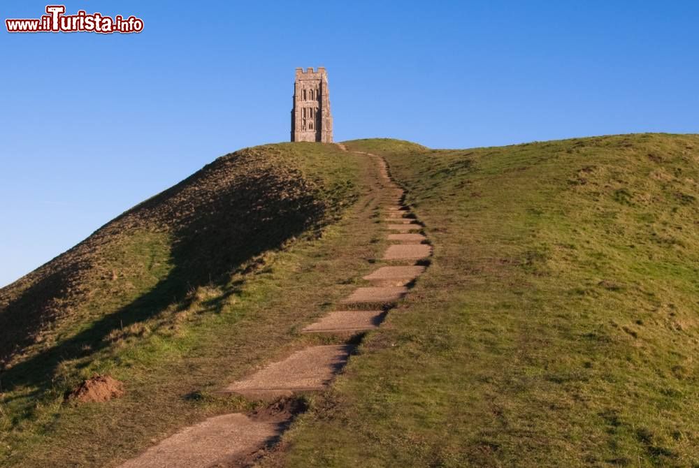 Immagine Il sentiero che conduce alla Glastonbury Tor (Inghilterra), uno dei siti collegati alla leggenda di Re Artù.