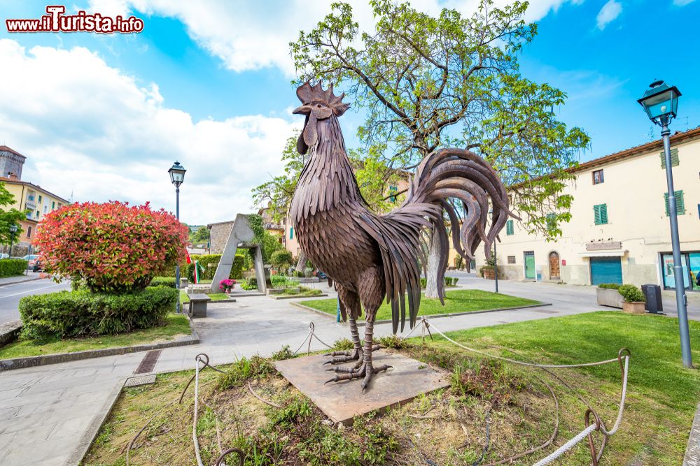 Immagine Il simbolo del chianti: il gallo nero in un monumento a Gaiole in Toscana