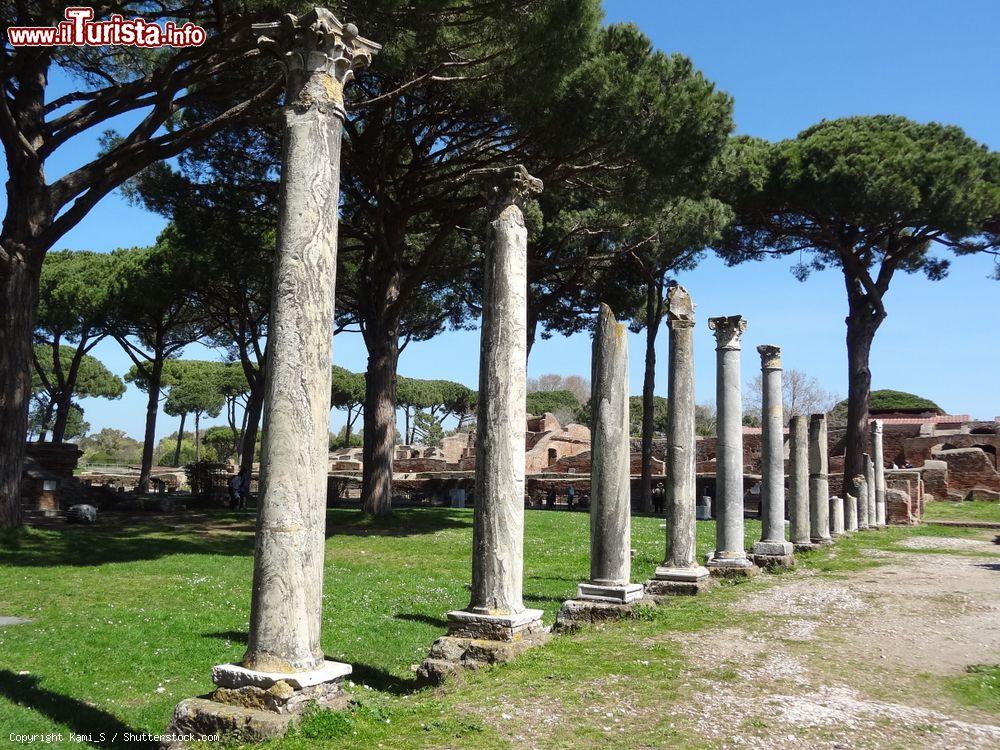 Immagine Il sito archeologico di Ostia Antica, provincia di Roma (Lazio): le colonne nei pressi dell'anfiteatro - © Kami_S / Shutterstock.com