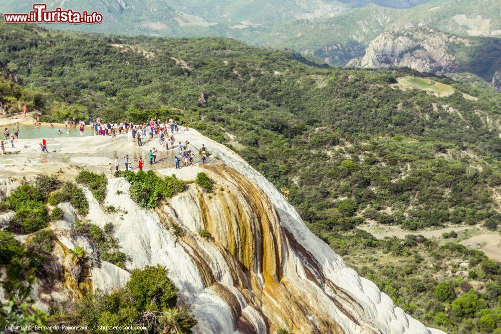 Immagine Il sito naturale Hierve el Agua a Oaxaca, Messico, visto dall'alto. Si tratta di un insieme di formazioni rocciose che assomigliano a cascate d'acqua. Al sito si arriva percorrendo una strada stretta e tortuosa - © Bernardo Ramonfaur / Shutterstock.com