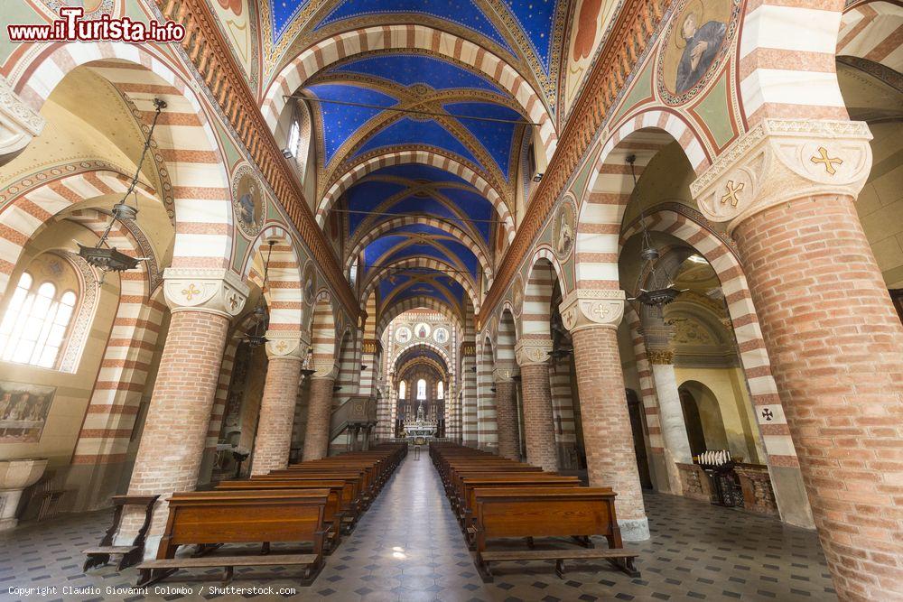 Immagine Il soffitto e la navata centrale della chiesa di Santa Maria Assunta a Soncino- © Claudio Giovanni Colombo / Shutterstock.com