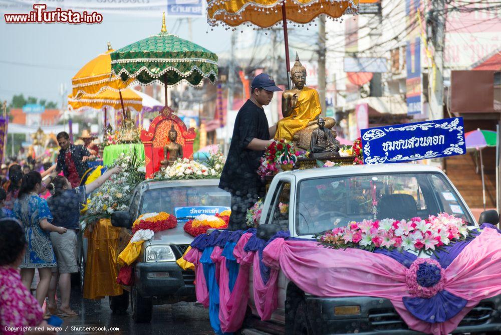 Immagine Il Songkran Festival a Lamphun, Thailandia. I tradizionali festeggiamenti organizzati in occasione dell'anno nuovo - © red mango / Shutterstock.com