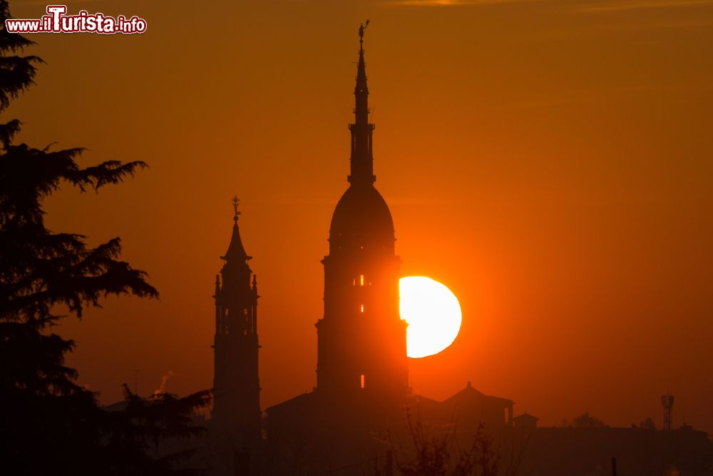 Immagine Il sorgere del sole dietro il duomo di San Gaudenzio a Novara, Piemonte.