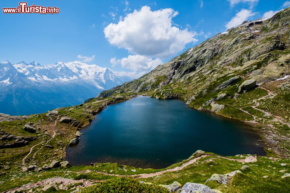 Immagine Il suggestivo lago Cheserys sul Monte Bianco, Argentiere, Francia. Situato all'interno della riserva naturale delle Aiguilles Rouges, questo lago di montagna è celebre per il suo panorama unico.