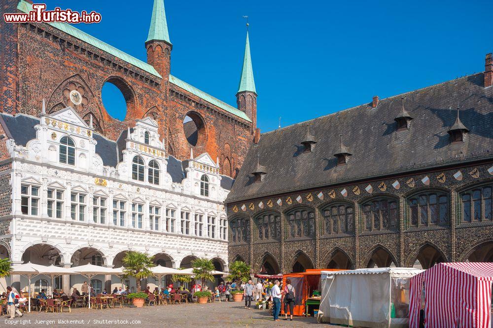 Immagine Il suggestivo Palazzo del Municipio nel centro storico di Lubecca, Germania - © Juergen Wackenhut / Shutterstock.com