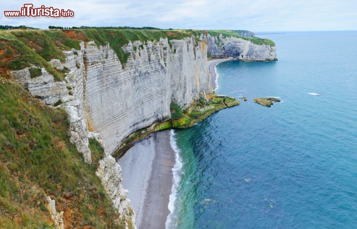 Immagine Il suggestivo panorama offerto dalla Costa d'Alabastro, Francia. Per ammirare questi scorci è consigliato spostarsi su un'automobile e percorrere le strade costiere - © Max Topchii / Shutterstock.com