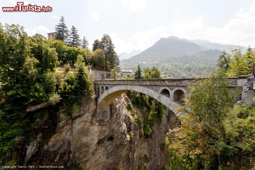 Immagine Il suggestivo ponte di Introd, Valle d'Aosta: è considerato un vero e proprio capolavoro architettonico - © Taesik Park / Shutterstock.com