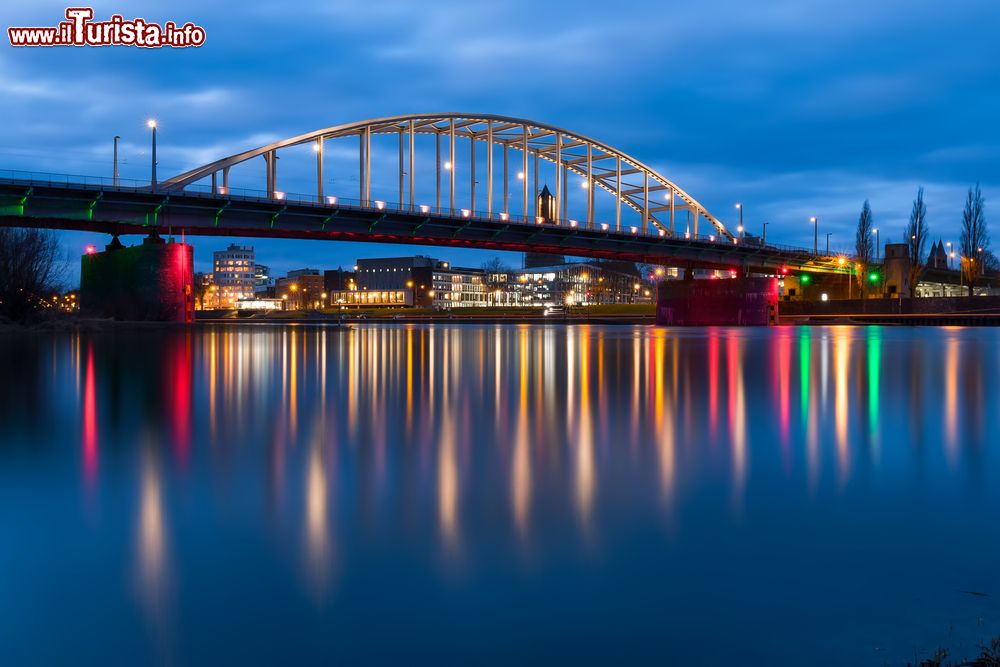 Immagine Il suggestivo ponte stradale John Frost riflesso nell'acqua by night (Olanda).