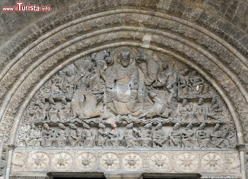 Immagine Il suggestivo timpano della facciata dell'abbazia di Moissac, Francia. Capolavoro artistico, è decorato con le sculture di apostoli e santi.