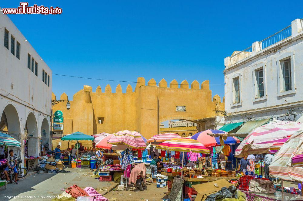 Immagine Il suq alla porta Bab Jebli a Sfax, Tunisia. Non è una delle mete turistiche per chi si reca in questa cittadina ma sicuramente rappresenta uno spaccato reale della vita quotidiana dei tunisini  - © eFesenko / Shutterstock.com