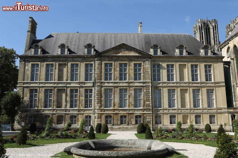 Immagine Il Tau Palace a Reims, Francia. Antica sede dell'arcivescovo della città questo palazzo era associato ai re di Francia che venivano incoronati nella vicina cattedrale. Dal 1972 ospita il museo e il tesoro della cattedrale - © Eugene Regis / Shutterstock.com