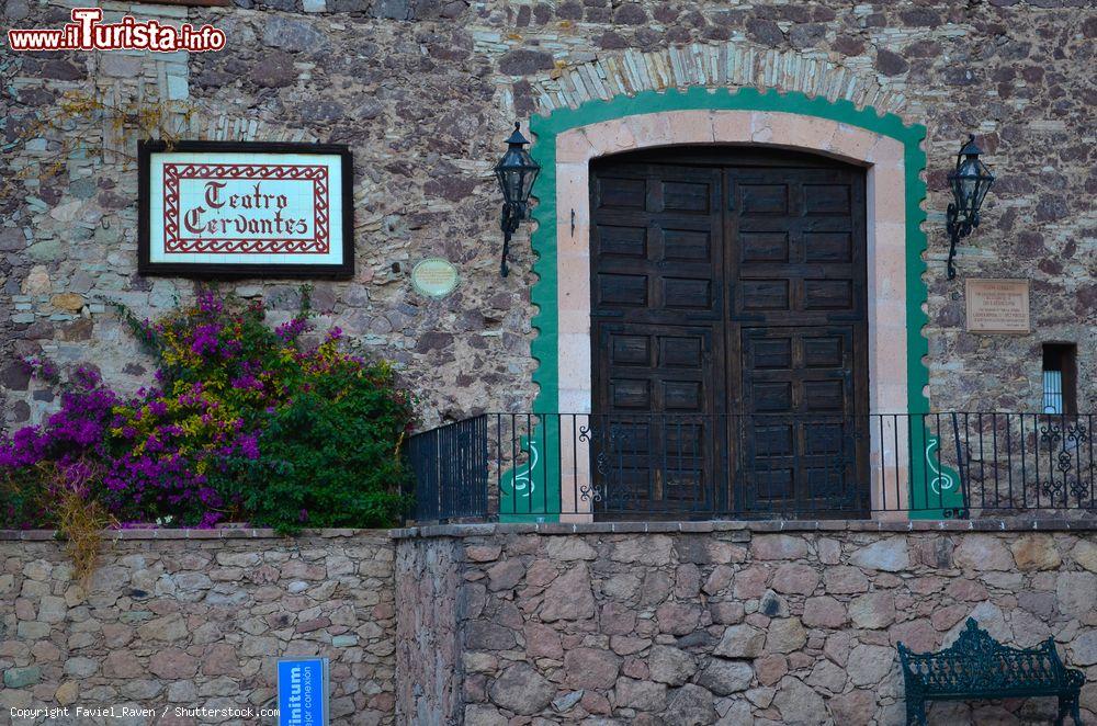 Immagine Il teatro Cervantes a Guanajuato, Messico. Progettato dall'architetto Jose Luis Martinez Cossio, questo teatro è stato aperto nel settembre 1979. Può ospitare sino a 430 persone - © Faviel_Raven / Shutterstock.com