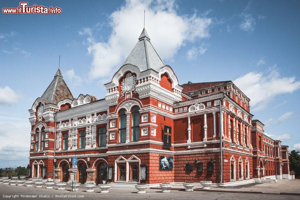 Immagine Il Teatro Drammatico della città di Samara, Russia. Costruito in stile barocco russo, questo edificio è uno dei più belli del centro storico - © Mindscape studio / Shutterstock.com