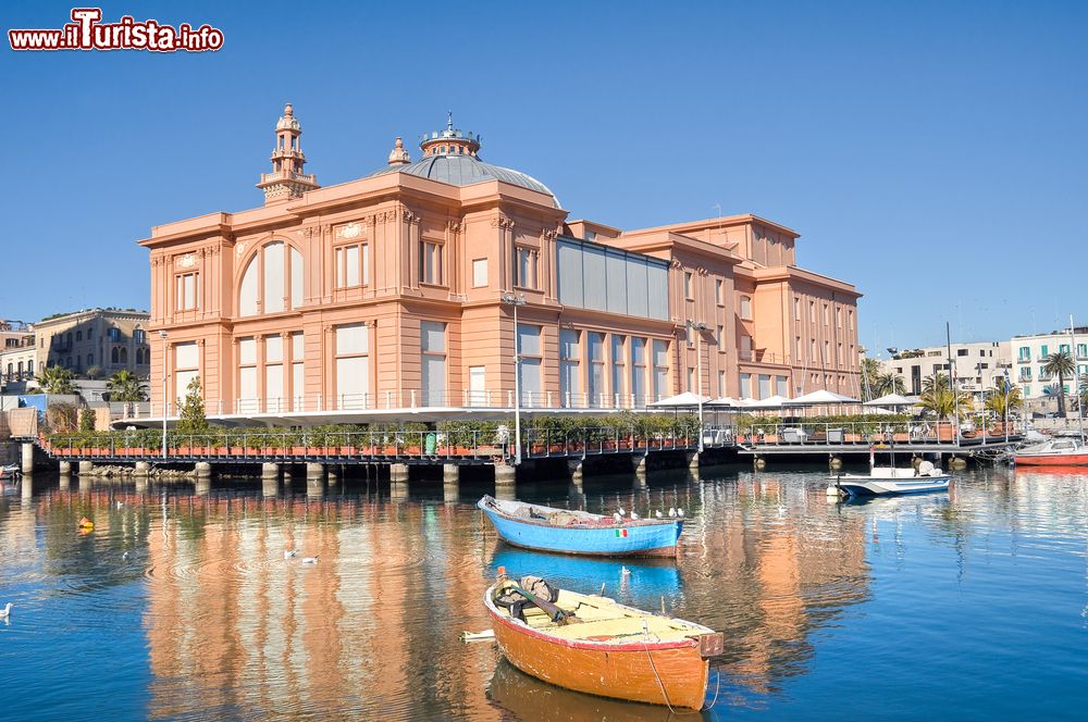 Immagine Il Teatro Margherita a Bari poggia su delle palafitte ed è collegato alla terraferma con un pontile