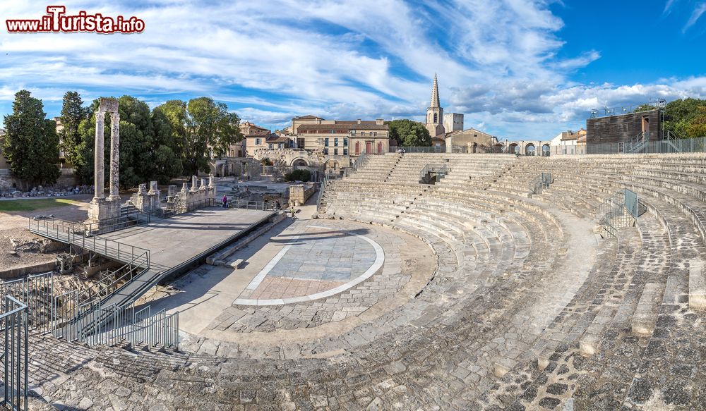 Immagine Il Teatro Romano di Arles in Provenza fotografato in estate