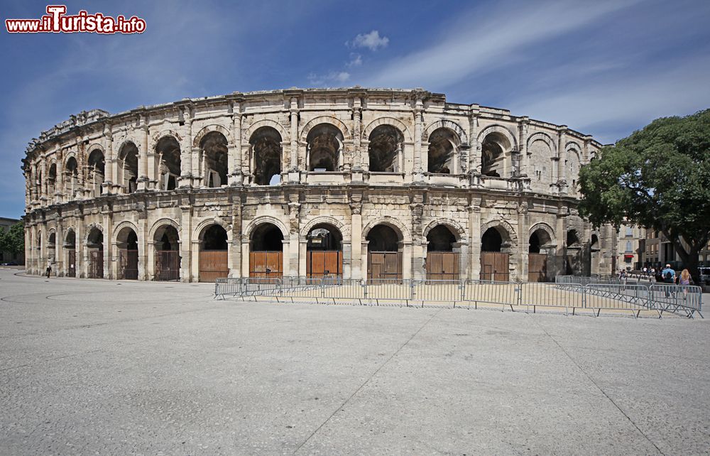Immagine Il teatro romano di Orange, Vaucluse, Francia. Segue los chema tradizionale del teatro romano con i gradini della cavea disposti a semicerchio attorno all'orchestra.