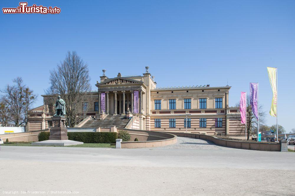 Immagine Il teatro statale di Schwerin, Meclemburgo-Pomerania (Germania). Utilizzato per l'esecuzione di opere teatrali, balletti e altri eventi culturali, può ospitare sino a 650 persone -  © Ida Friederson / Shutterstock.com