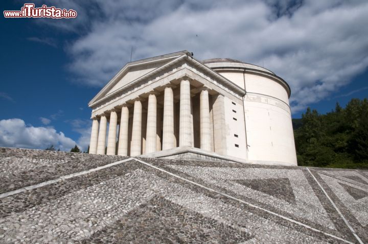 Immagine Il Tempio di Canova: qui è sepolto il corpo di Antonio Canova, il celebre scultore del 18° secolo, originario di Possagno in provincia di Treviso. Il cuore dell'artista è però custodito a Venezia, presso la Basilica di Santa Maria Gloriosa dei Frari - © Moreno Soppelsa / Shutterstock.com