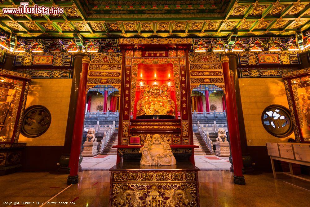 Immagine Il tempio di Leng Noei Yi 2 a Nonthaburi, Thailandia: al suo interno è finemente decorato con statue del Buddha, stucchi e oggetti religiosi - © Bubbers BB / Shutterstock.com