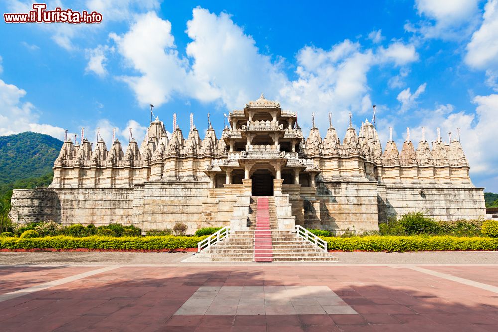 Immagine Il tempio di Ranakpur a Udaipur, Rajasthan, India. Oltre che per l'architettura del tempio giainista e per il grande numero di pilastri, questo luogo è famoso per la popolazione di scimmie che vive nei boschi attorno.