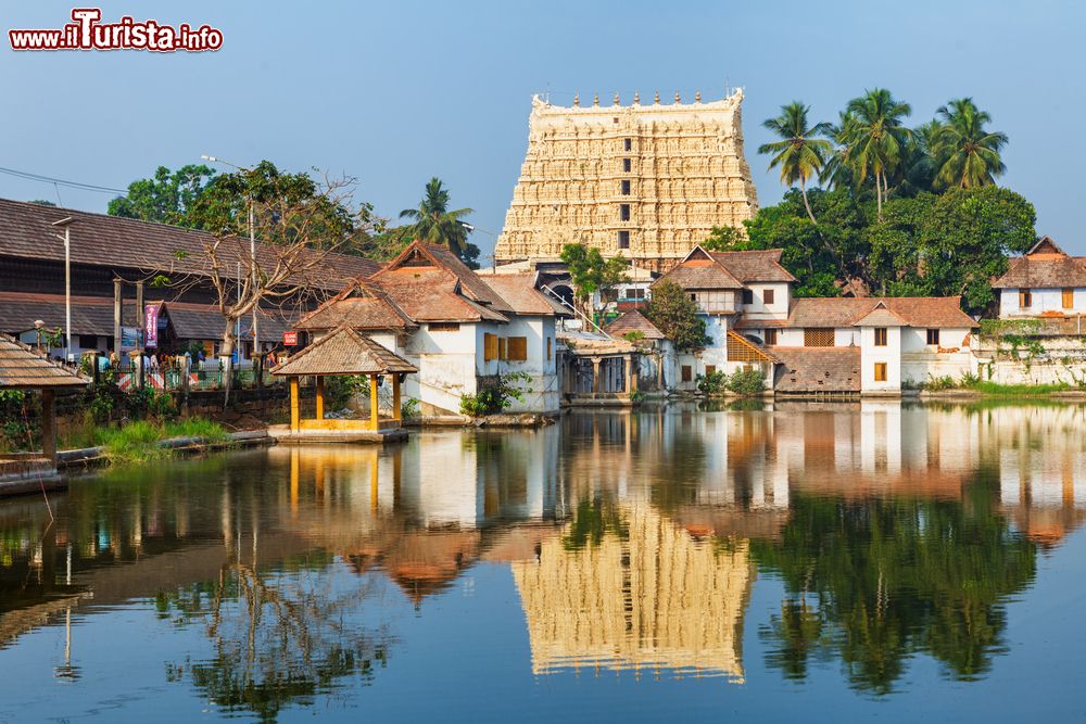 Immagine Il tempio di Sri Padmanabhaswamy riflesso nelle acque di uno stagno, Trivandrum, India.