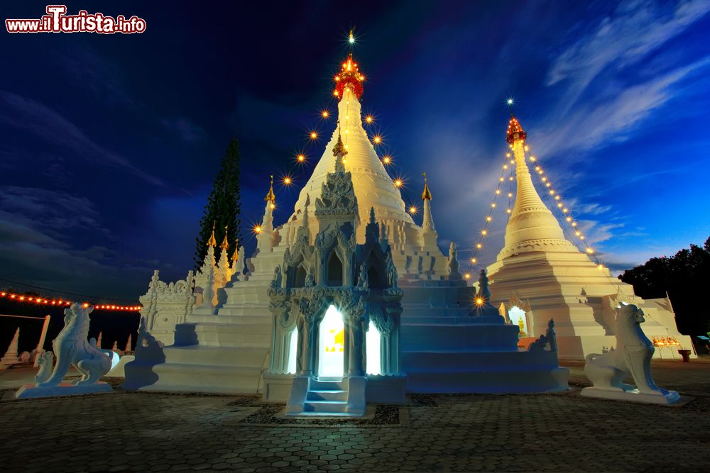 Immagine Il tempio di Wat Phra That Doi Kong Mu sulle montagne di Mae Hong Son, nord della Thailandia. In stile birmano, questo luogo sacro dei fedeli buddhisti permette anche di ammirare una vista suggestiva sulla città.