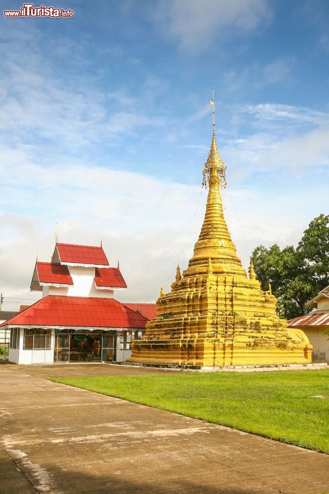 Immagine Il tempio di Wat Phra That Jong Soong nel distretto di Mae Sariang, Thailandia. Questa antica pagoda dorata è uno dei monumenti più rappresentativi di questo territorio nella provincia di Mae Hong Son.