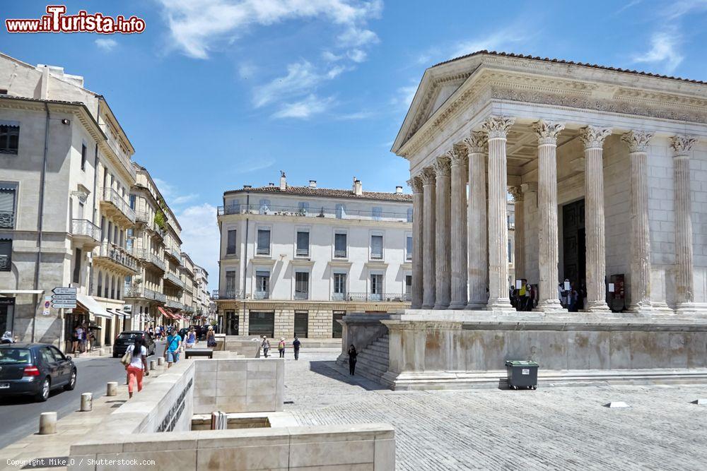 Immagine Il tempio romano Maison Carrée a Nimes, Francia: fra i templi antichi emglio cosnervati al mondo, venen costruito fra il 19 e il 16 a.C. da Marco Vipsanio Agrippa e dedicato ai figli - © Mike_O / Shutterstock.com