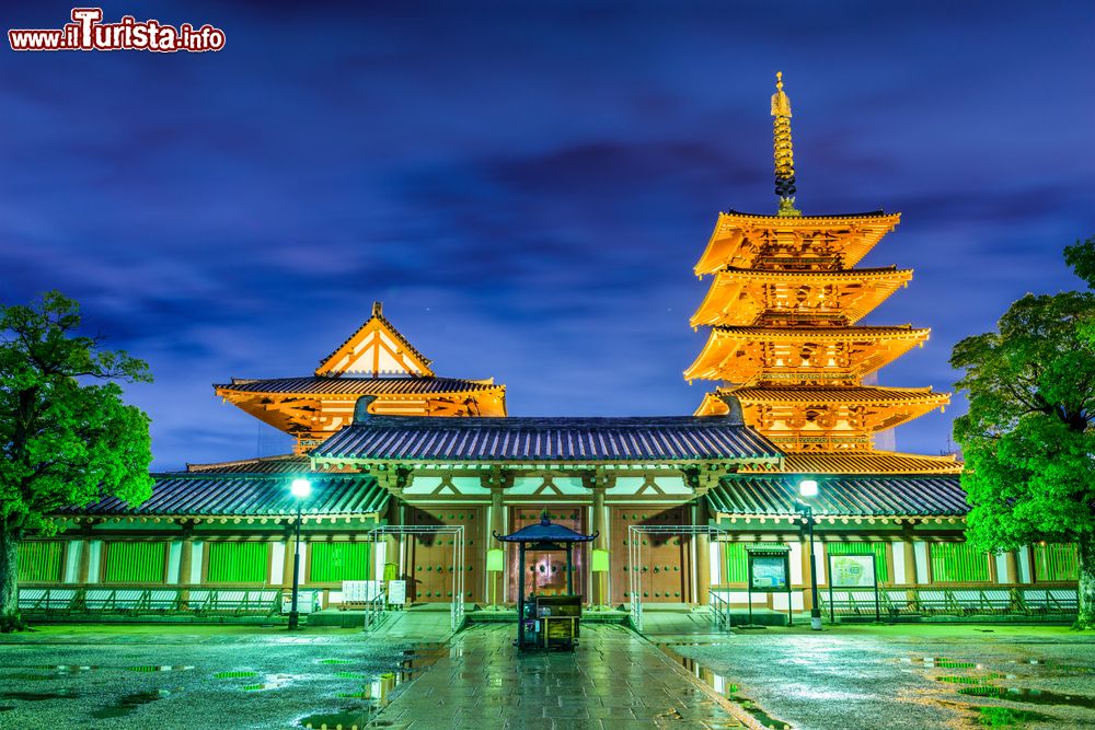 Immagine Il tempio Shitennoji di Osaka illuminato di notte (Giappone).