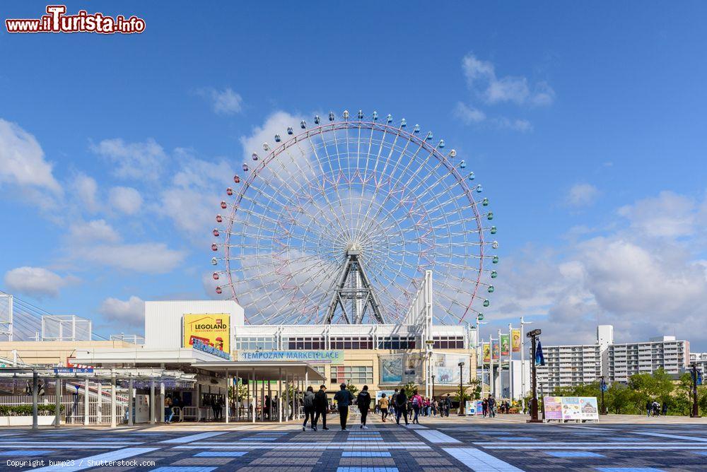 Immagine Il Tempozan Harbor Village a Osaka, Giappone. Fra le principali attrazioni di Osaka, ospita un acquario, un centro commerciale, un parco divertimenti Legoland e una ruota panoramica - © bump23 / Shutterstock.com