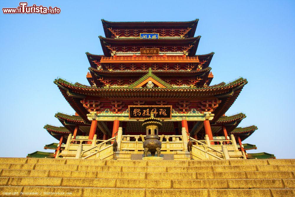 Immagine Il Tengwang Pavilion a Nanchang, Cina. Il padiglione del principe Teng fu costruito la prima volta nel 653 d.C. Si tratta dell'unica architettura reale ancora esistente nel sud del paese - © Meiqianbao / Shutterstock.com