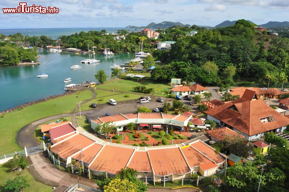 Immagine Il terminal delle crociere a Castries, Saint Lucia (Caraibi). Capitale dell'isola di Saint Lucia, questa cittadina è un porto che attrae navi da crociera.