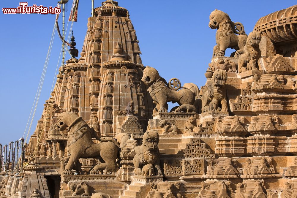 Immagine Il tetto del Jain Temple nella città di Jaisalmer, India. A questo splendido complesso religioso si può accedere solo a piedi nudi.