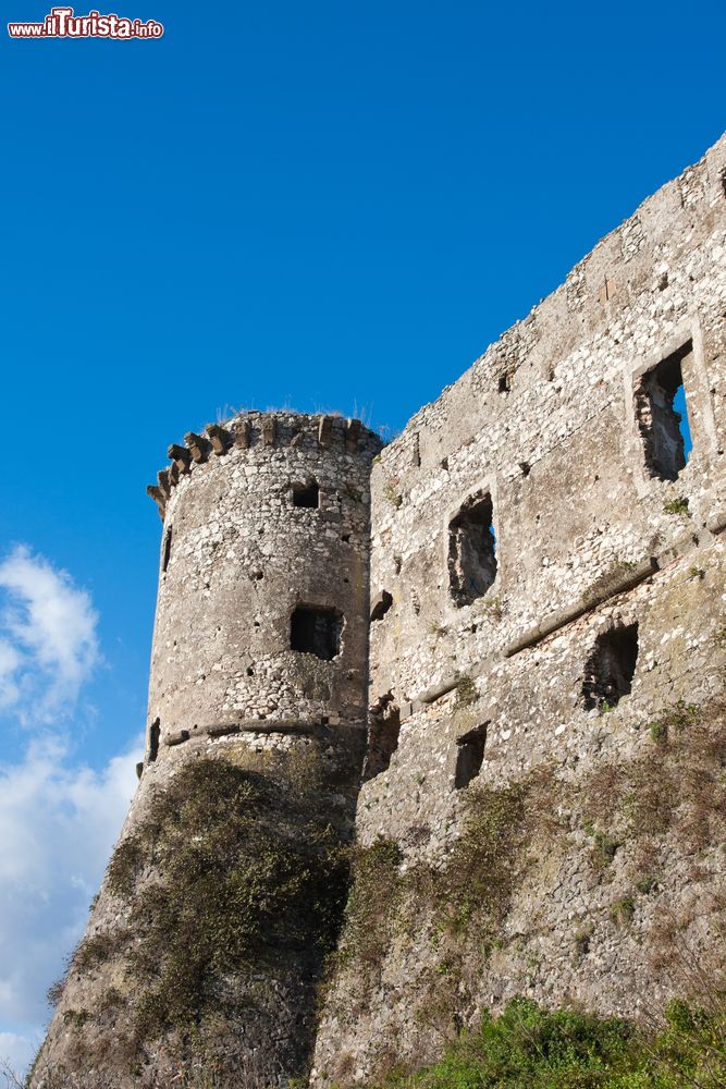 Immagine Il torrione del Castello Aragonese di  Vairano Patenora in Campania