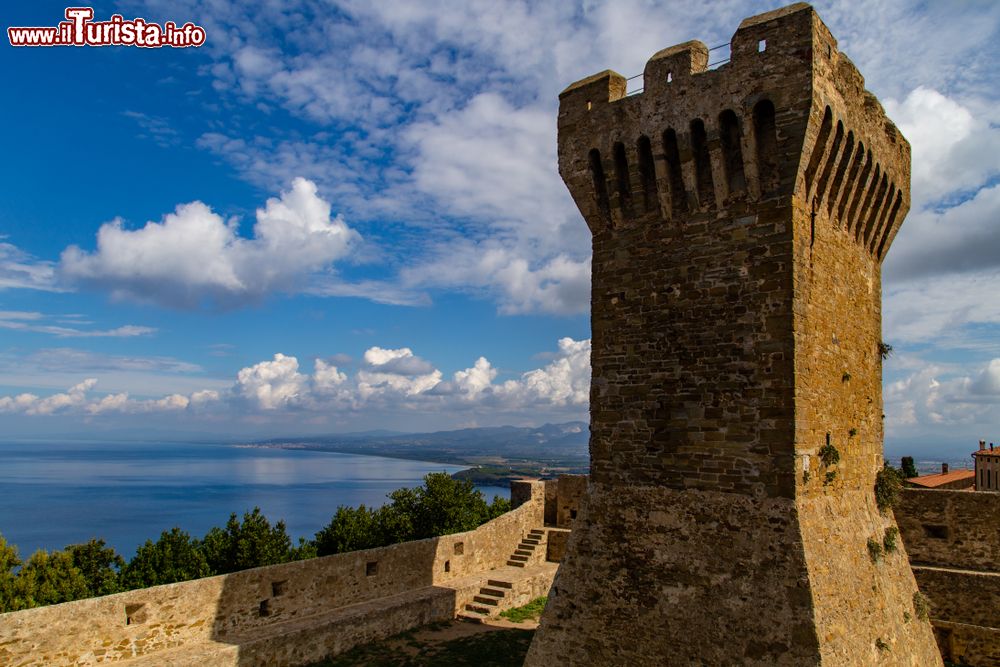 Immagine Il torrione del Castello di Populonia sulla costa della Toscana