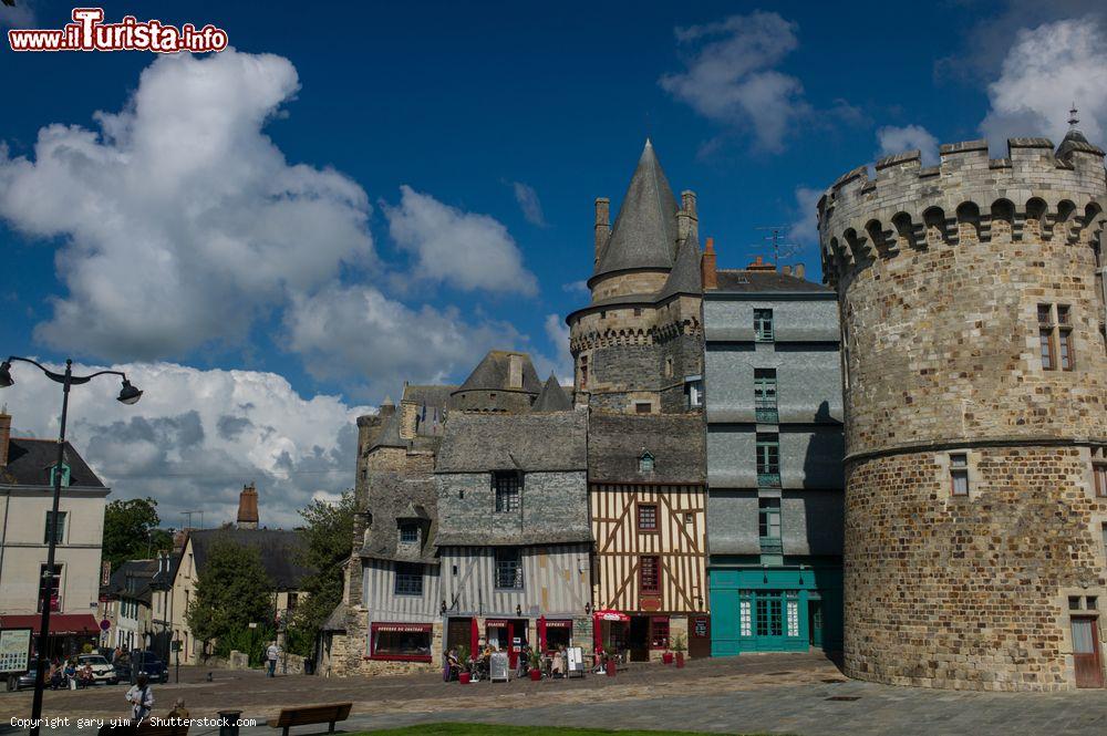 Immagine Il torrione del Castello di Vitré e le caratteristiche casette colorate del centro storico - © gary yim / Shutterstock.com