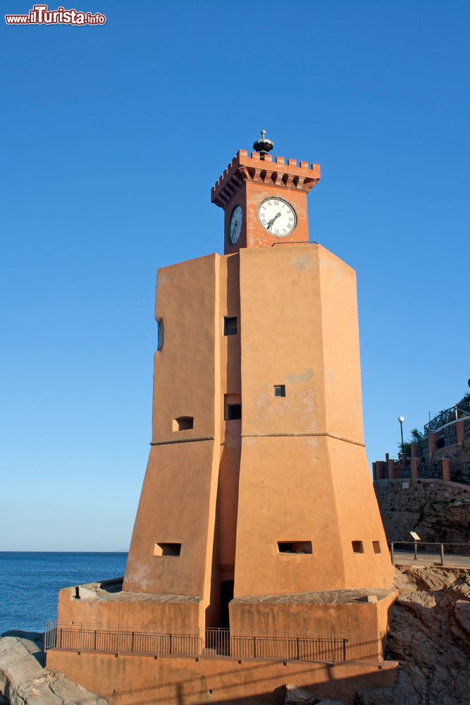 Immagine Il Torrione del Porto di Rio Marina costgruito nel XVI secolo a protezione del borgo costiero sull'isola d'Elba