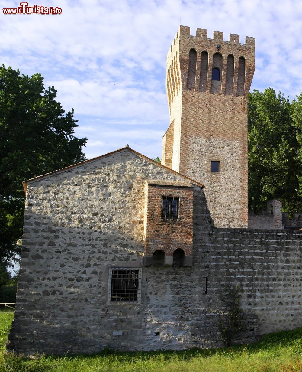 Immagine Il torrione della fortezza di San Martino della Vaneza a Cervarese Santa Croce, in Veneto