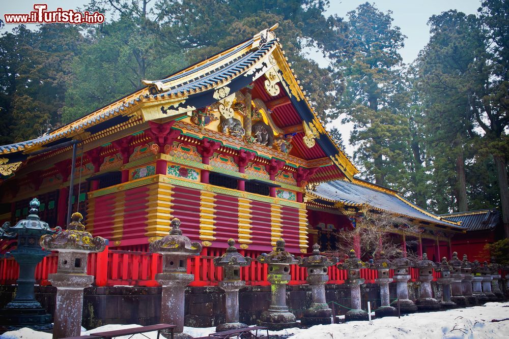 Immagine Il Toshogu Shrine in inverno, Nikko, Giappone. Fra gli edifici più importanti di questo santuario c'è la Porta di Yomeimon rifinita in oro che sorge in un bosco di cedri e ospita la tomba vera e propria di Tokugawa leyasu.