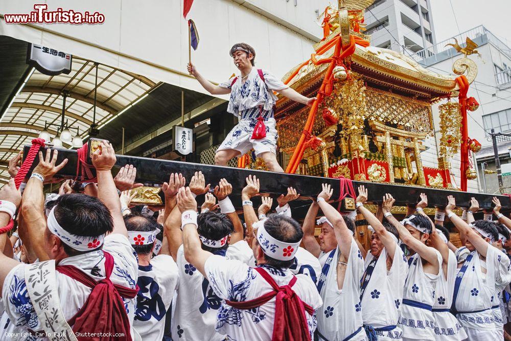 Immagine Il tradizionale festival giapponese Tenjin Matsuri a Osaka. Questo evento, che vanta una storia di ben mille anni, si svolge il 24 e 25 luglio di ogni anno e prevede cortei, spettacoli pirotecnici, esibizioni teatrali e molto altro  - © Carlo Falk / Shutterstock.com