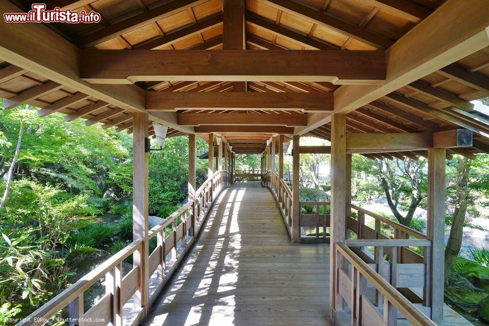 Immagine Il tradizionale giardino da Te Koko-en Nishi-Oyashiki-Ato  presso il Castello di Himeji in Giappone - © EQRoy / Shutterstock.com