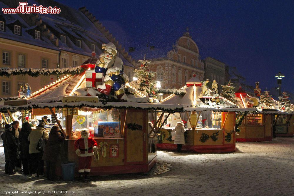 Immagine Il tradizionale mercato di Natale a Straubing by night, Baviera, Germania - © footageclips / Shutterstock.com