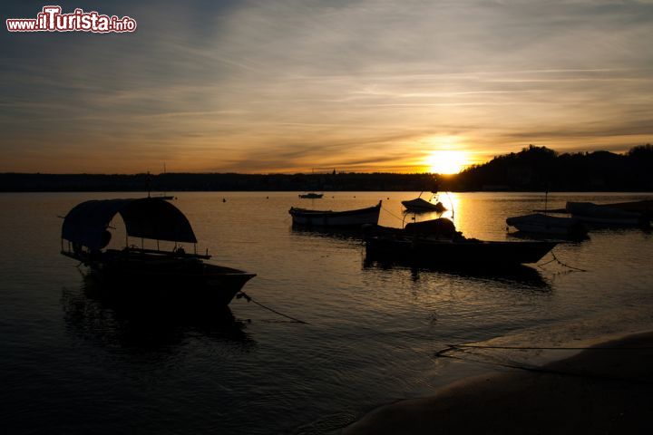 Immagine Il tramonto dalla spiaggia di Angera, località di villeggiatura sulla sponda sud-orientale del Lago Maggiore - © gab90 / Shutterstock.com