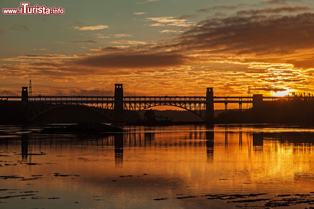 Immagine Il tramonto e il ponte Britannia visti da una chiesa dell'isola a Anglesey, Galles, UK.