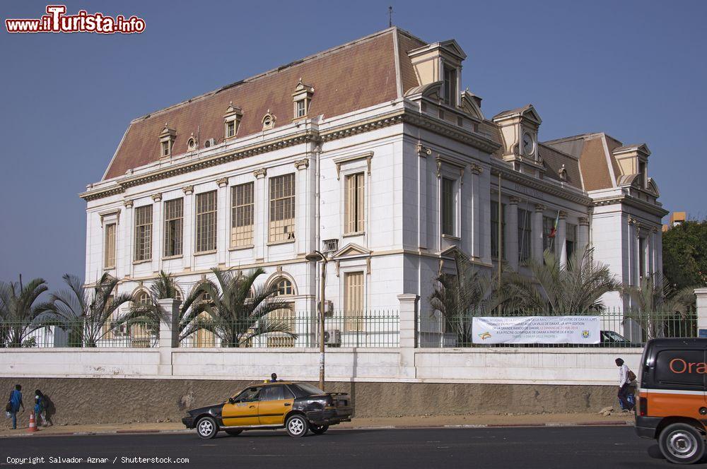 Immagine Il vecchio Hotel de Ville a Dakar, Senegal. L'Amministrazione Comunale della capitale del Senegal è ospitata in questo elegante edificio del centro - © Salvador Aznar / Shutterstock.com