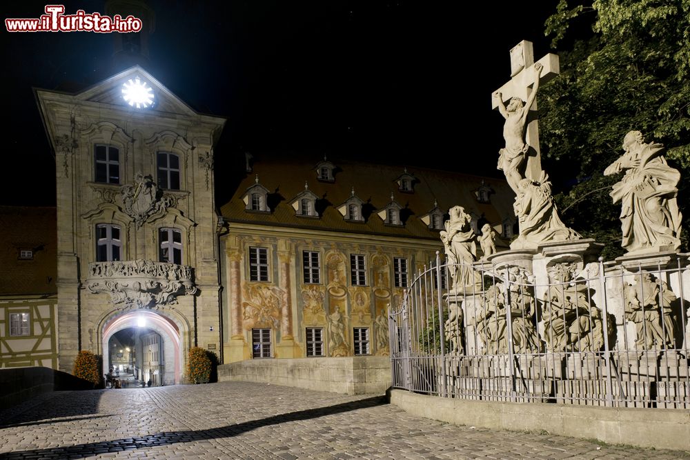 Immagine Il vecchio Municipio di Bamberga by night, Germania. Sorge sulle rive del fiume Regnitz.